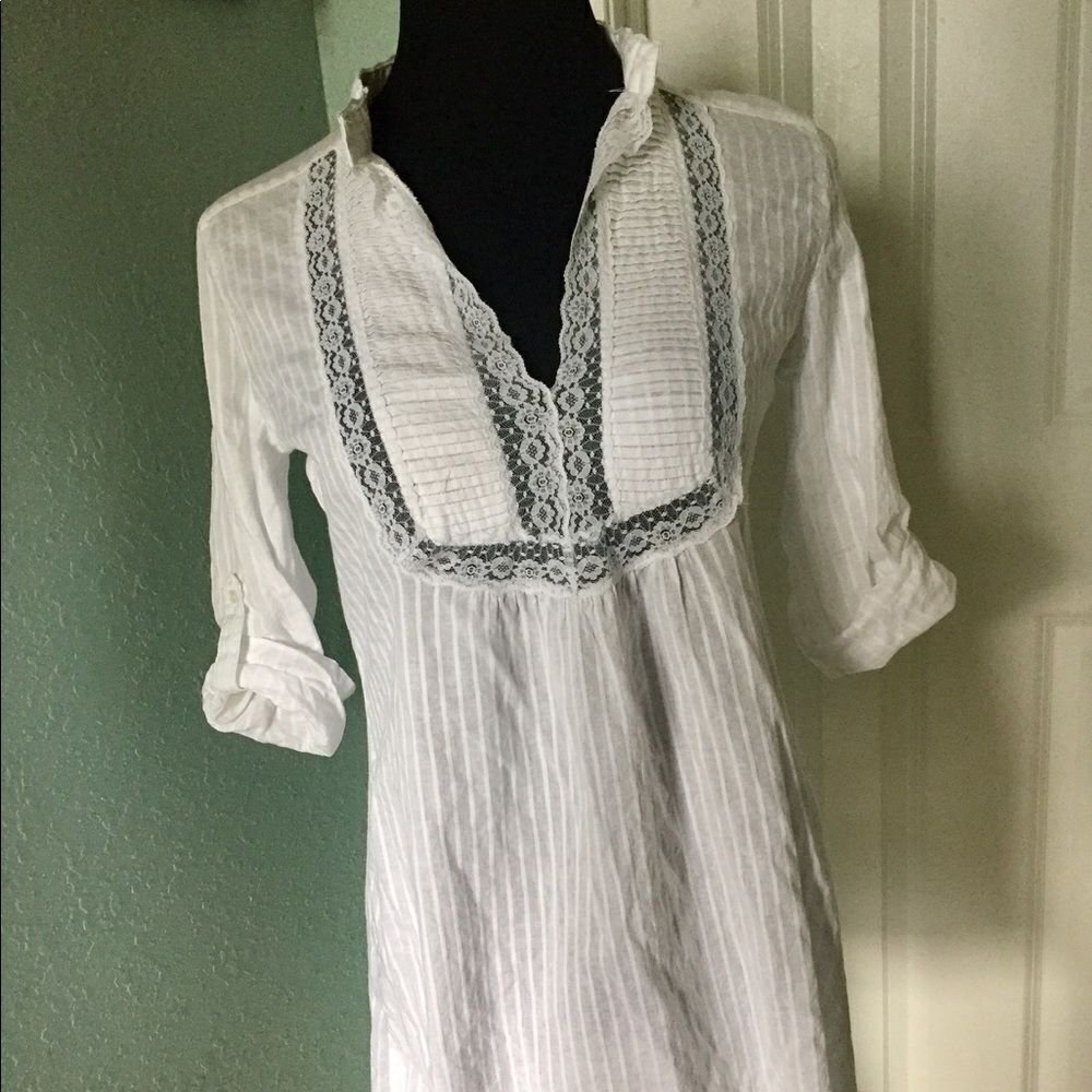 Feminine white lace shirt by Fang
